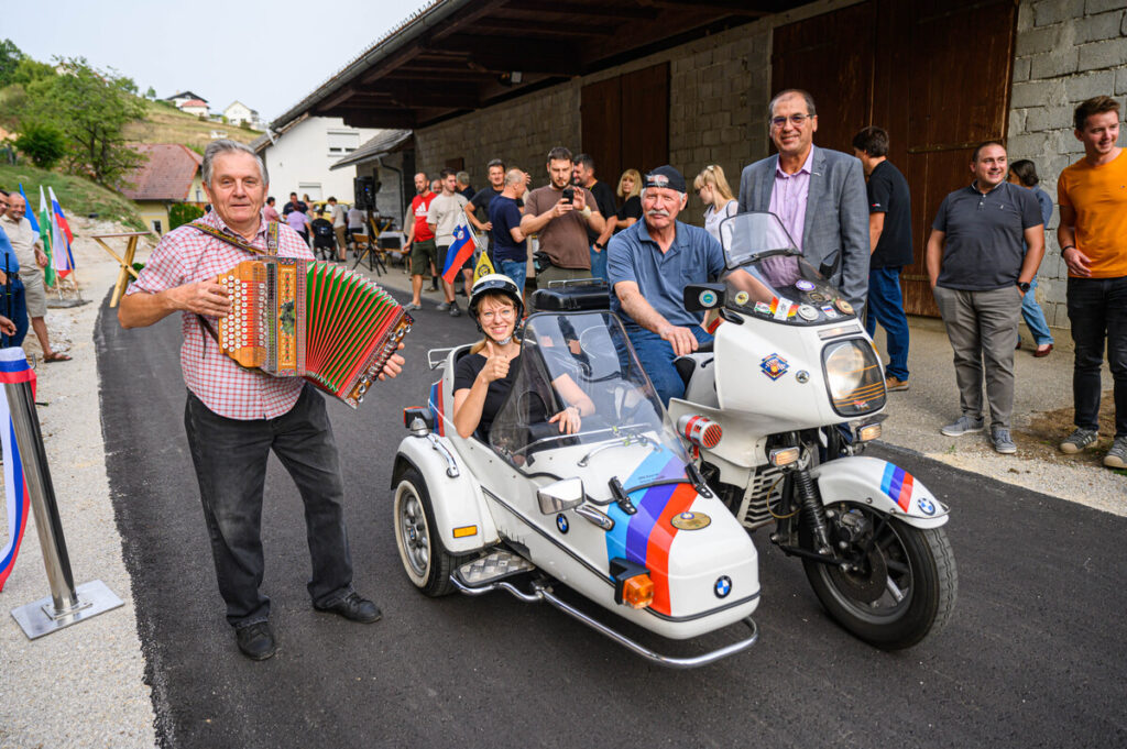v-zgornji-dragi-po-obnovljeni-cesti-s-katrco-in-starodobnim-motorjem