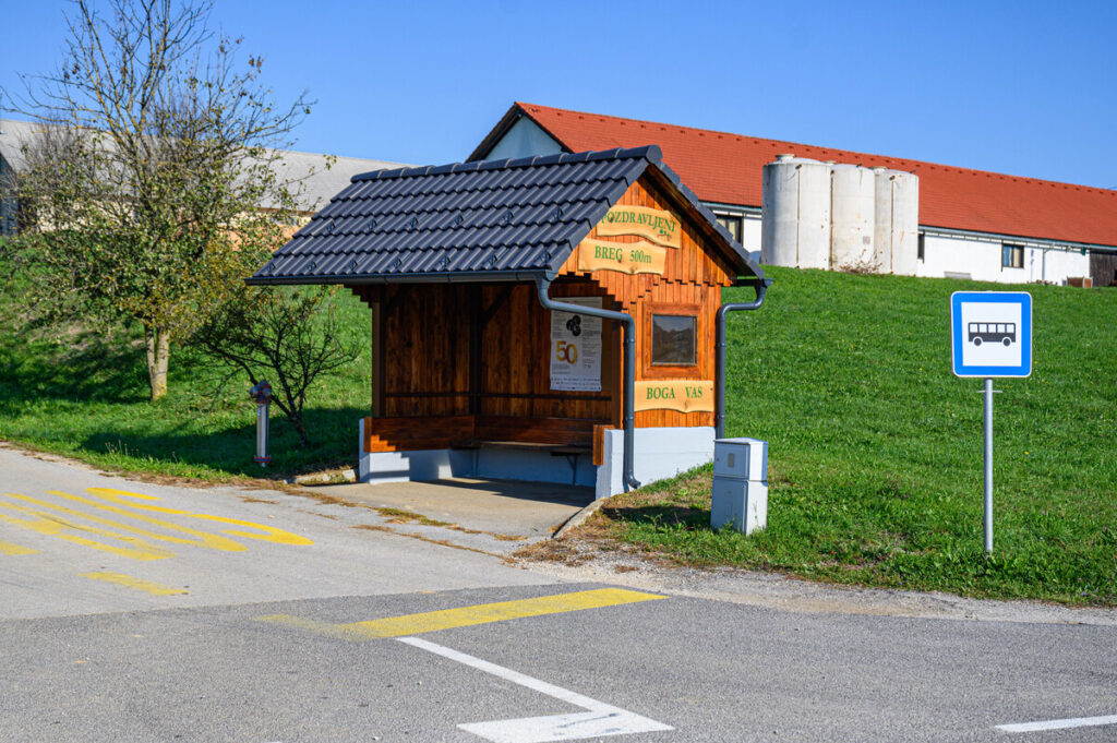 obnovljeno-solsko-avtobusno-postajalisce-v-bogi-vasi