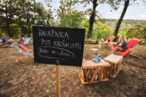 knjiznica-pod-krosnjami-prvic-tudi-na-skofljici